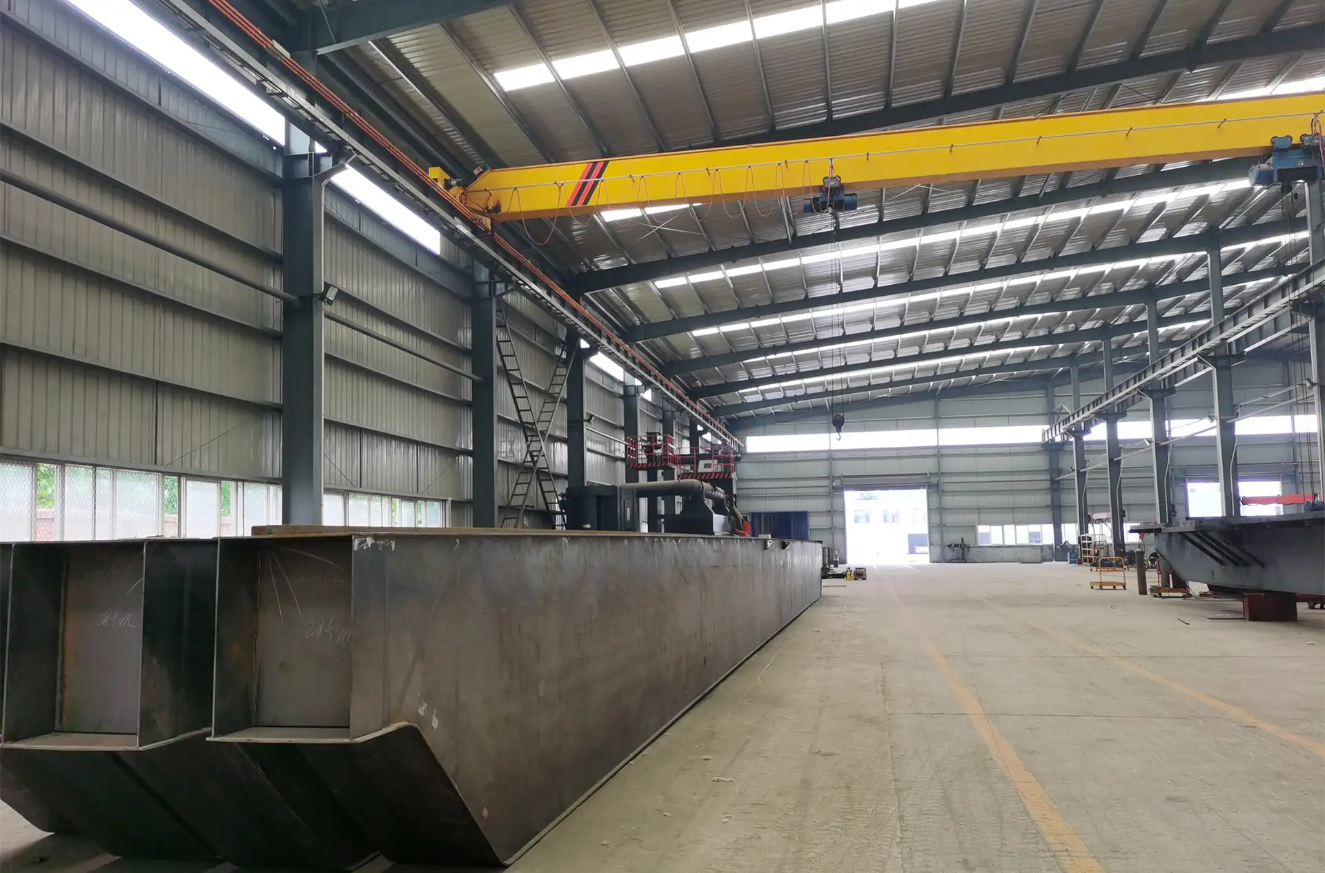 single beam crane working with hoists